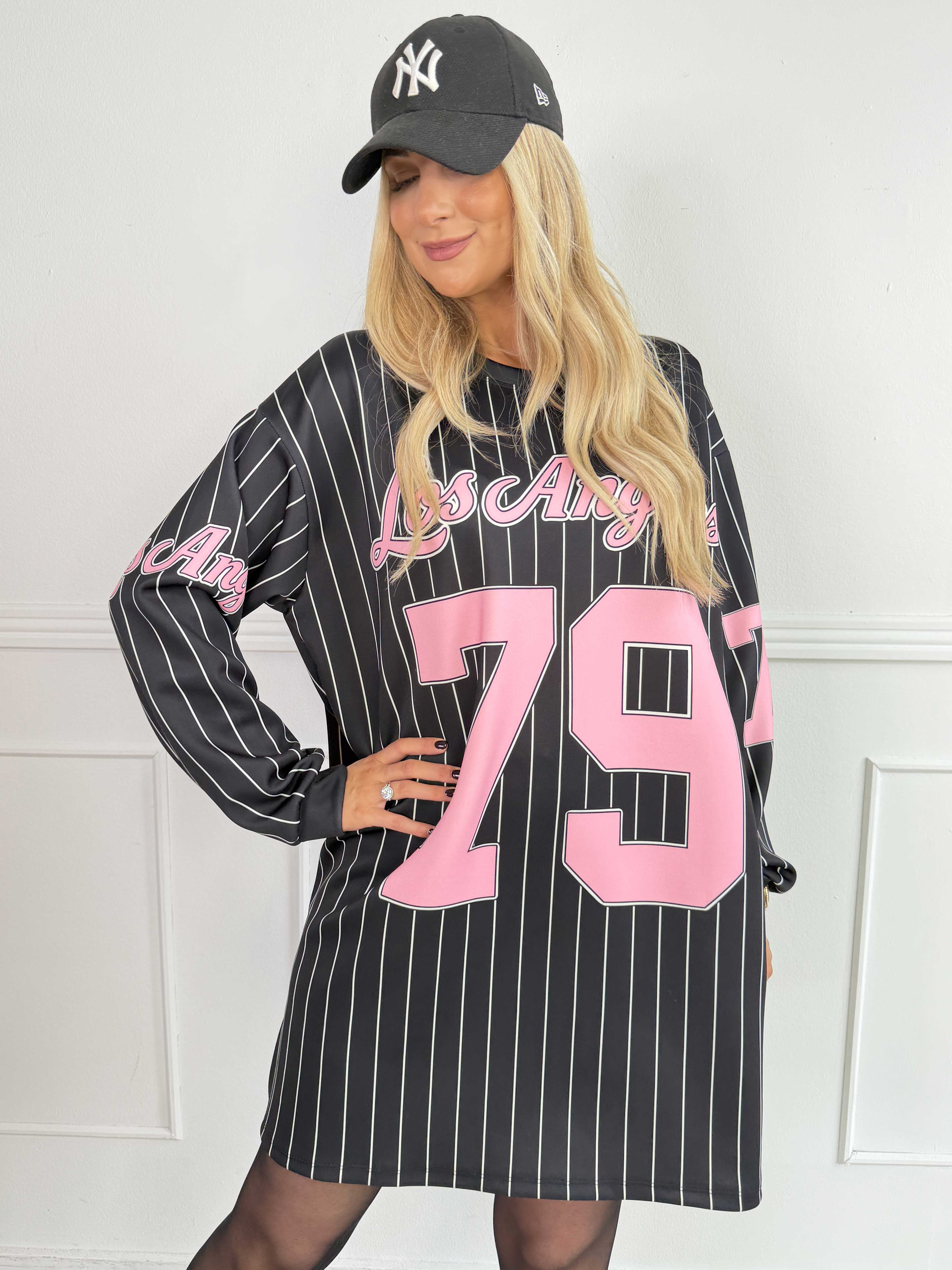 Andrea Long Sleeve – Sweatshirtklänning i viskosblandning med en sportig, basebollinspirerad design